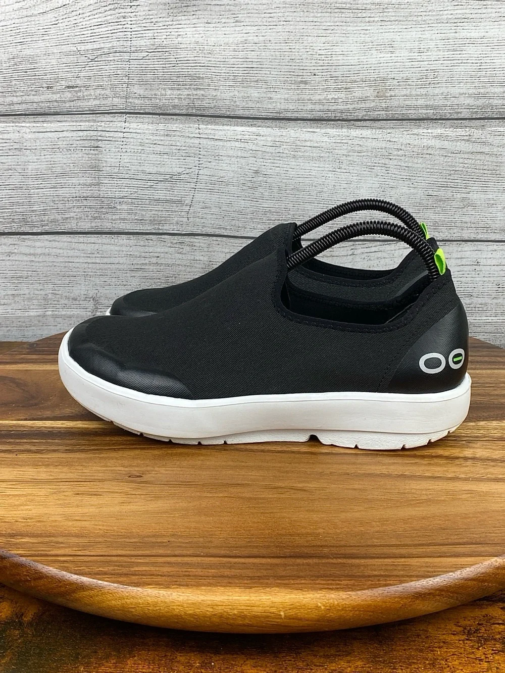 OOFOS OOmg eeZee Low Slip On Black White Recovery Comfort Shoes Women’s Size 9